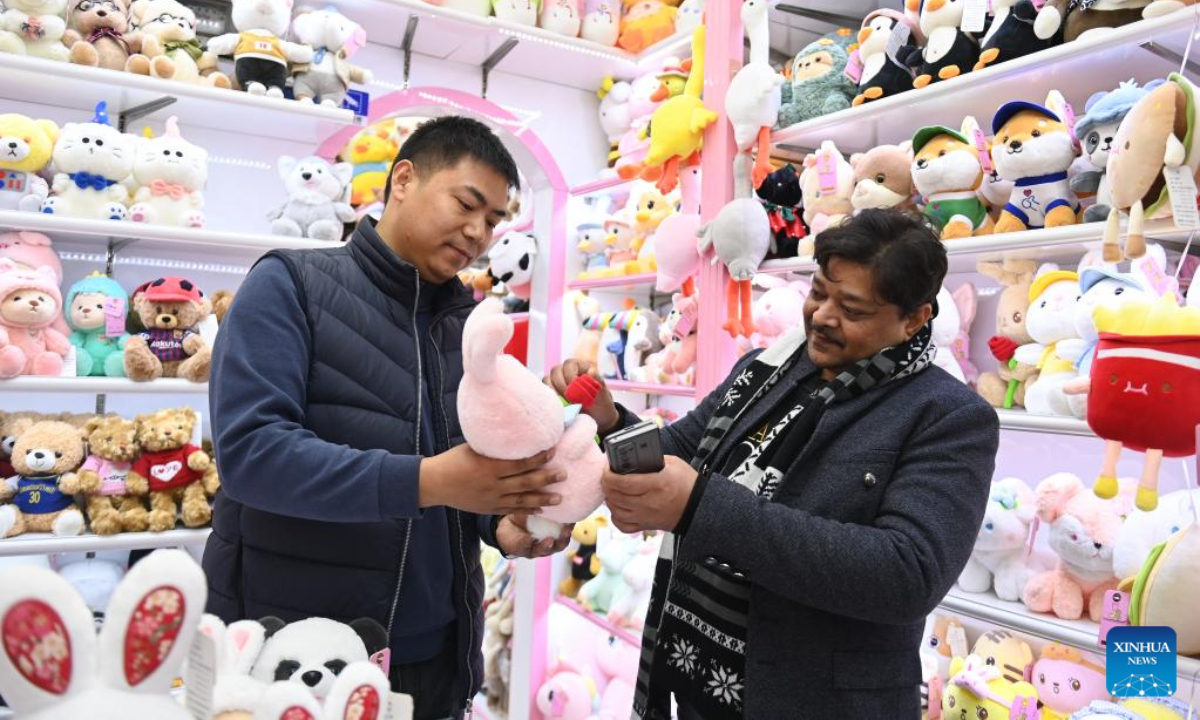 An Indian businessman (R) shops at the Yiwu International Trade Market in Yiwu City, east China's Zhejiang Province, Feb 2, 2023. Photo:Xinhua