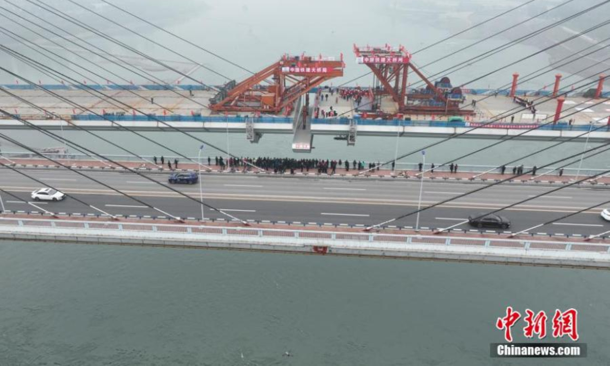A double-track bridge spanning over Yangtze River for rail transit Line 18 in Chongqing municipality is built on Jan 12, 2023. Photo: China News Service