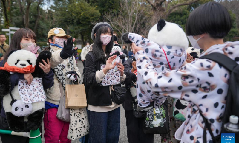 Panda lovers communicate with each other at Ueno Zoological Gardens in Tokyo, Japan, Feb. 19, 2023. Photo: Xinhua
