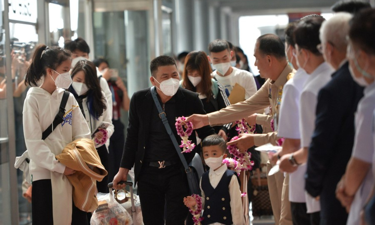 Chinese passengers are welcomed by Thai officials at the Suvarnabhumi Airport in Bangkok, Thailand, Jan 9, 2023. Photo:Xinhua