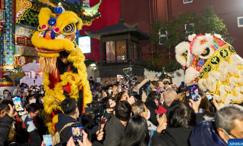 Tourists watch lion dance performance in the Chinatown of Yokohama, Japan, Feb. 5, 2023. Photo: Xinhua