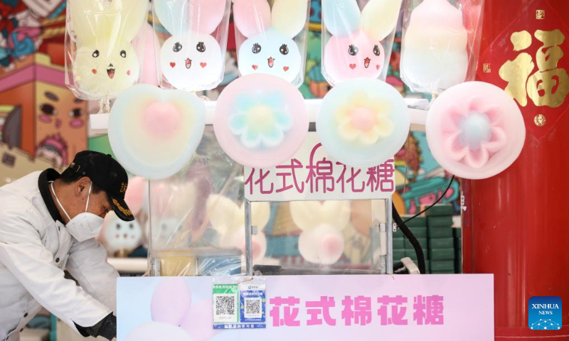 A craftsman makes cotton candy in the shape of rabbits at the Nanluoguxiang Lane in Beijing, capital of China, Jan. 27, 2023. People enjoy the last day of the Spring Festival holiday on Friday. Photo: Xinhua