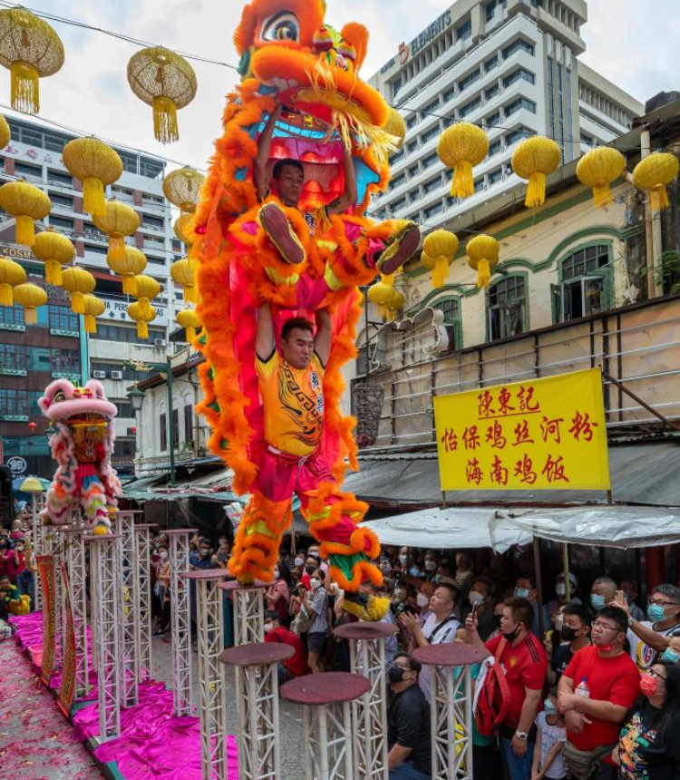 People watch lion dance performance during the Lantern Festival celebration at Petaling Street of Kuala Lumpur, Malaysia, Feb. 5, 2023. Photo: Xinhua