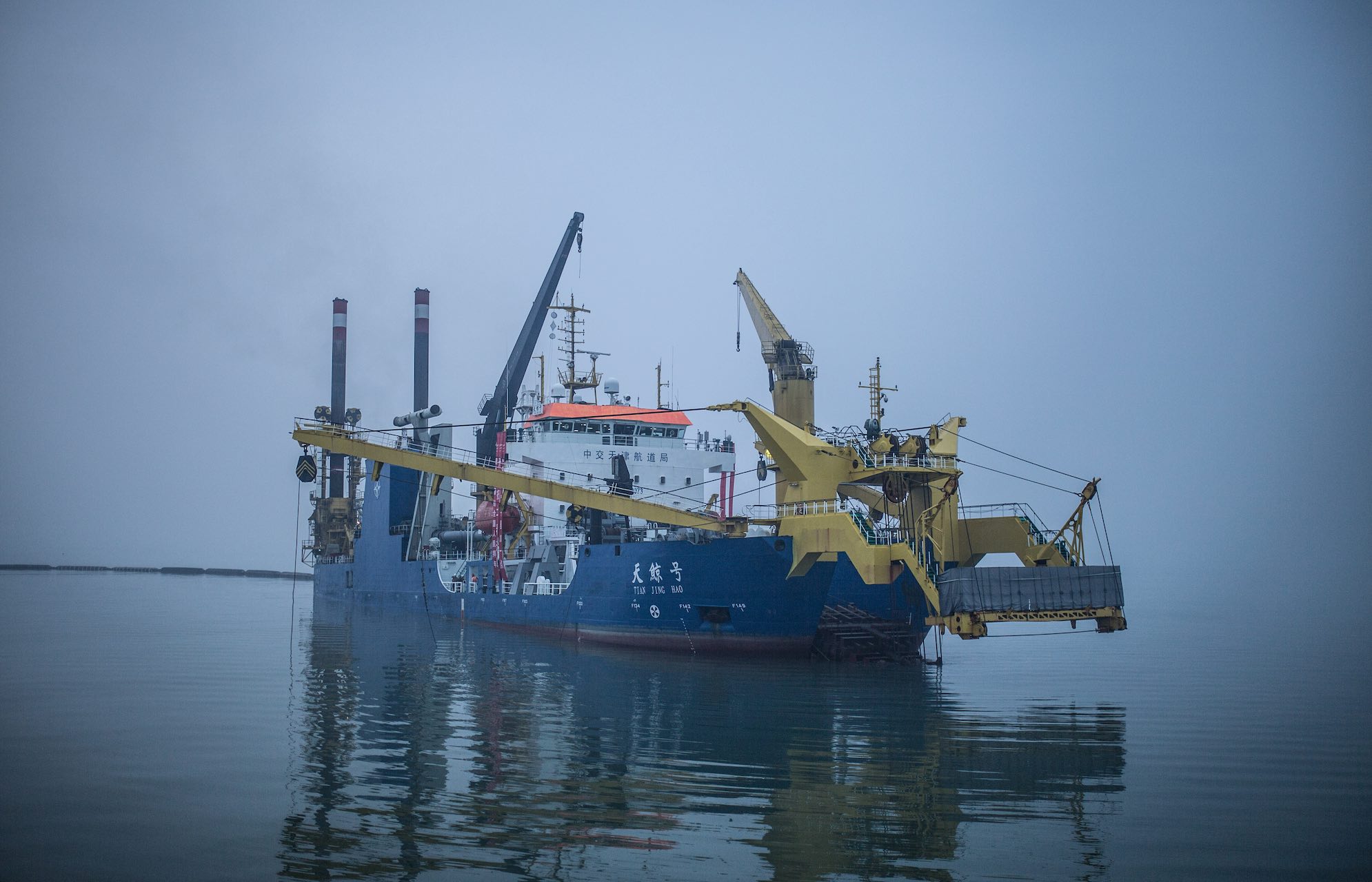 Crew members of Tianjing, or Sky Whale, a self-propelled cutter-suction dredger, are running the vessel during a task off the coast of Lianyungang, East China’s Jiangsu Province on January 14, 2023. Photo: Shan Jie/GT