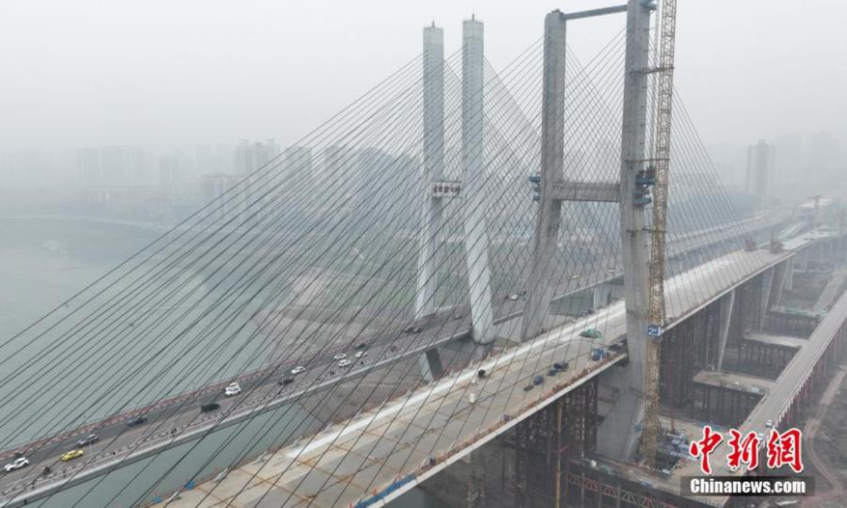 A double-track bridge spanning over Yangtze River for rail transit Line 18 in Chongqing municipality is built on Jan 12, 2023. Photo: China News Service