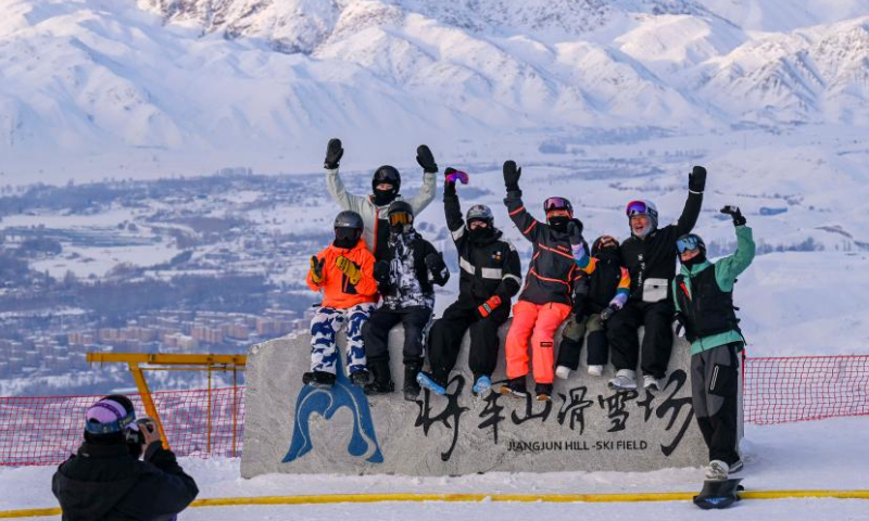 Tourists pose for photos at a ski resort in Altay, northwest China's Xinjiang Uygur Autonomous Region, Dec. 30, 2022. Xinjiang, which boasts favorable natural conditions and multiple high-standard ski resorts, has taken the starring role in the booming industry to become one of the country's most popular winter tourism destinations. Photo: Xinhua