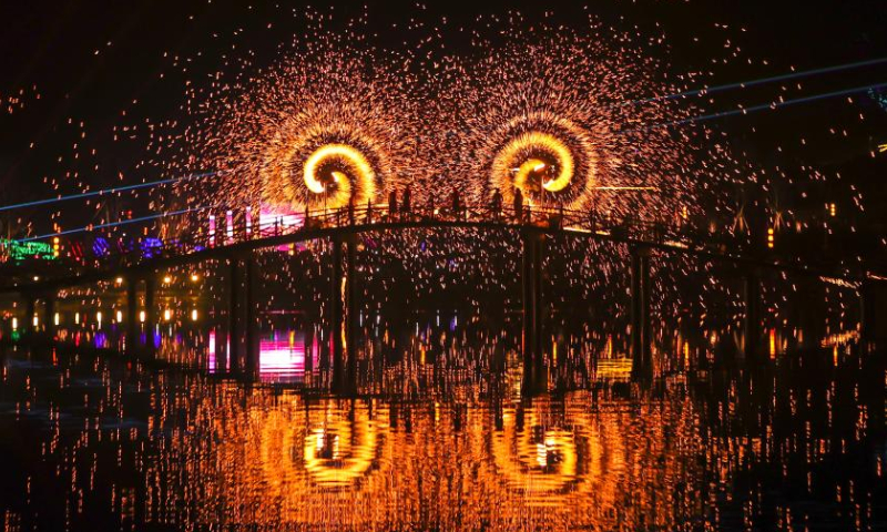 Folk artists perform iron flowers, a folk art performance of throwing molten iron to create fireworks, in Daying County of Suining City, southwest China's Sichuan Province, Jan. 26, 2023. Photo: Xinhua