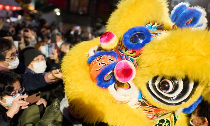 Tourists watch lion dance performance in the Chinatown of Yokohama, Japan, Feb. 5, 2023. Photo: Xinhua