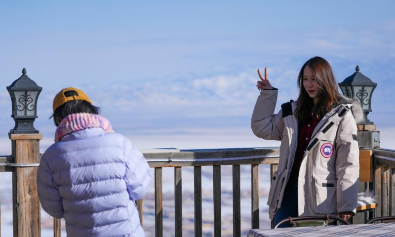 A tourist poses for photos at a ski resort on the suburbs of Urumqi, northwest China's Xinjiang Uygur Autonomous Region, Jan. 25, 2023. Photo: Xinhua