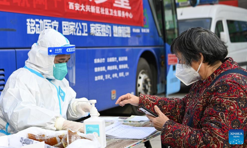 A resident consults a medical worker at a fever clinic in Lianhu district of Xi'an, Northwest China's Shaanxi Province, December 21, 2022. Photo: Xinhua