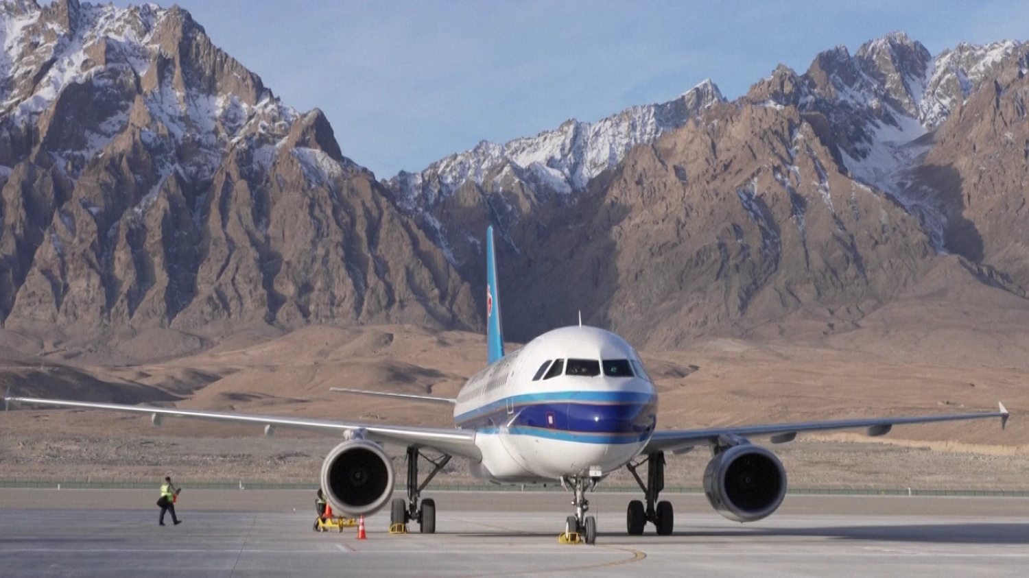 A plane lands at the Tashkurgan Khunjerab airport in Northwest China’s Xinjiang Uygur Autonomous Region on December 23, 2022. Photo: VCG