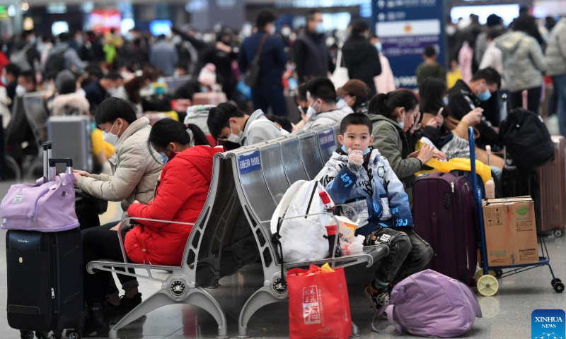Пассажиры ждут на Восточном железнодорожном вокзале Наньнина в Наньнине, Гуанси-Чжуанский автономный район на юге Китая, 27 января 2023 года. Железнодорожные вокзалы, автомагистрали и аэропорты по всему Китаю готовятся к новому пику путешествий, поскольку все больше путешественников отправляются в путь и возвращаются в работать после недельного праздника Весны, который заканчивается в пятницу.  Фото: Синьхуа