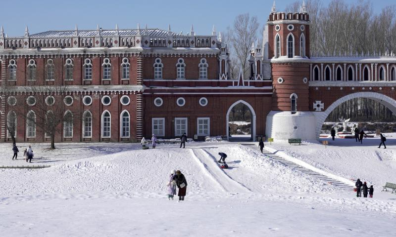 People visit the Volga Manor in Harbin, northeast China's Heilongjiang Province, Jan. 26, 2023. The Volga Manor, a Russian culture-themed park, turned into an ice and snow world during the Spring Festival, attracting lots of visitors. Photo: Xinhua
