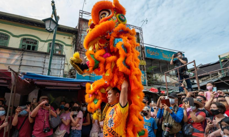 People watch lion dance performance during the Lantern Festival celebration at Petaling Street of Kuala Lumpur, Malaysia, Feb. 5, 2023. Photo: Xinhua
