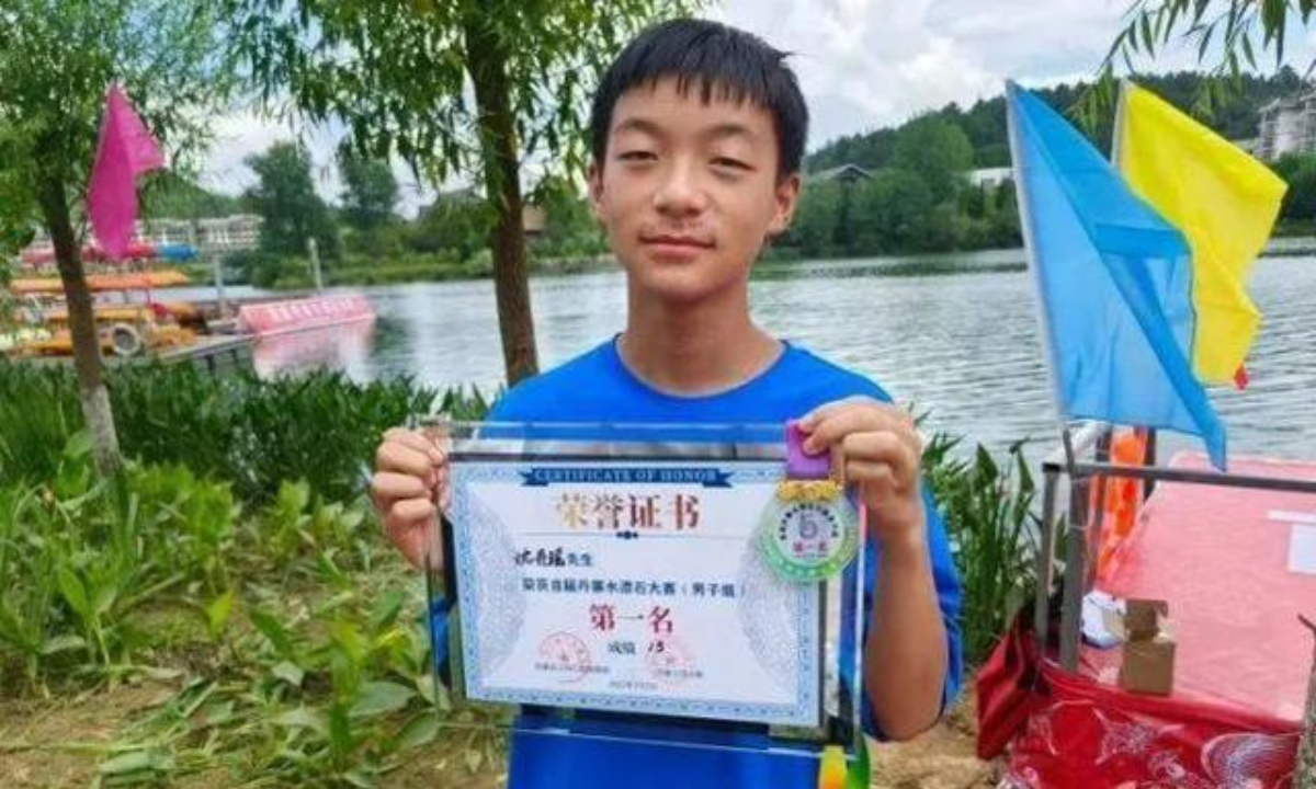 Shen Danyao, a middleschool student, has been playing stone skipping near his home since he was only 4 years old.His stone skipping hit water over 100 times in a nationwide competiton in 2022, a result could break the world record. Photo: The Paper