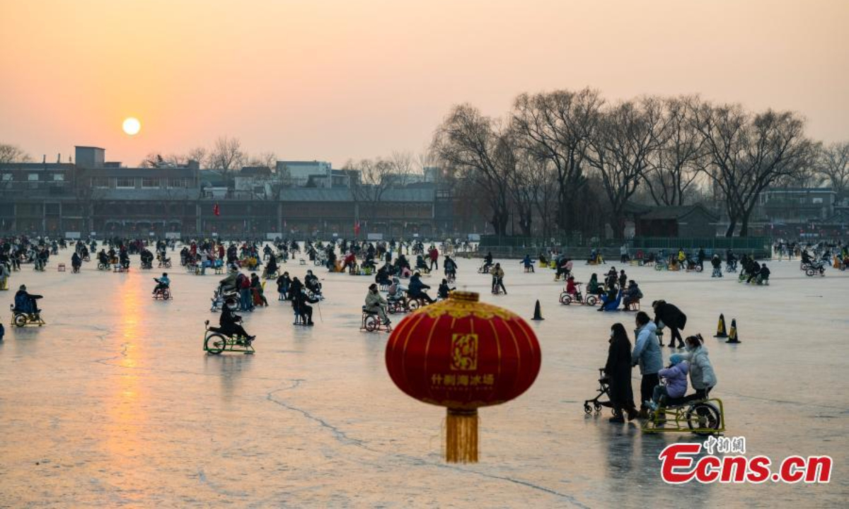 2023 年 1 月 5 日，人们在小寒期间北京热门风景区什刹海的冰上滑冰和雪橇，或小寒，中国 24 节气中的第 23 个节气。照片：中新社