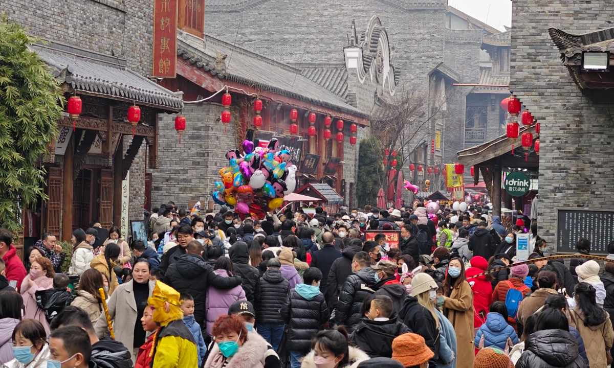 Visitors enjoy the Spring Festival celebrations and festive activities in Hankouli, a scenic spot in Wuhan, Central China’s Hubei Province, on the second day of the 2023 Chinese New Year. Photo: IC