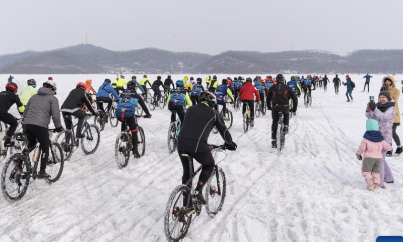 Cyclists participate in an ice cycling race on the frozen sea of Novik Bay in Vladivostok, Russia, Feb. 12, 2023. Photo: Xinhua