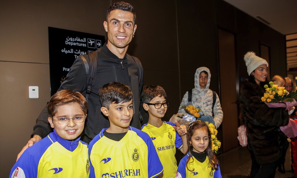 Cristiano Ronaldo (in black) takes a picture with kids welcoming him at Riyadh International Airport in Riyadh, Saudi Arabia on January 2, 2023. Photo: VCG