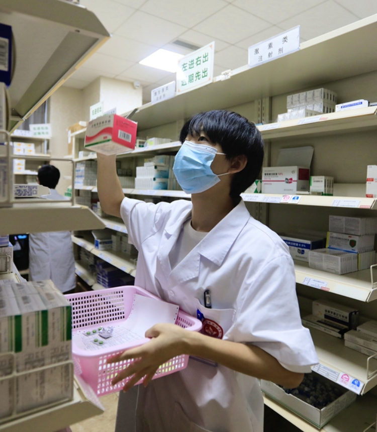 A medic group in Chengdu, Southwest China's Sichuan Province, help local residents in need to select drugs and deliver to their household amid a COVID flare-up on September 8, 2022. Photo: IC