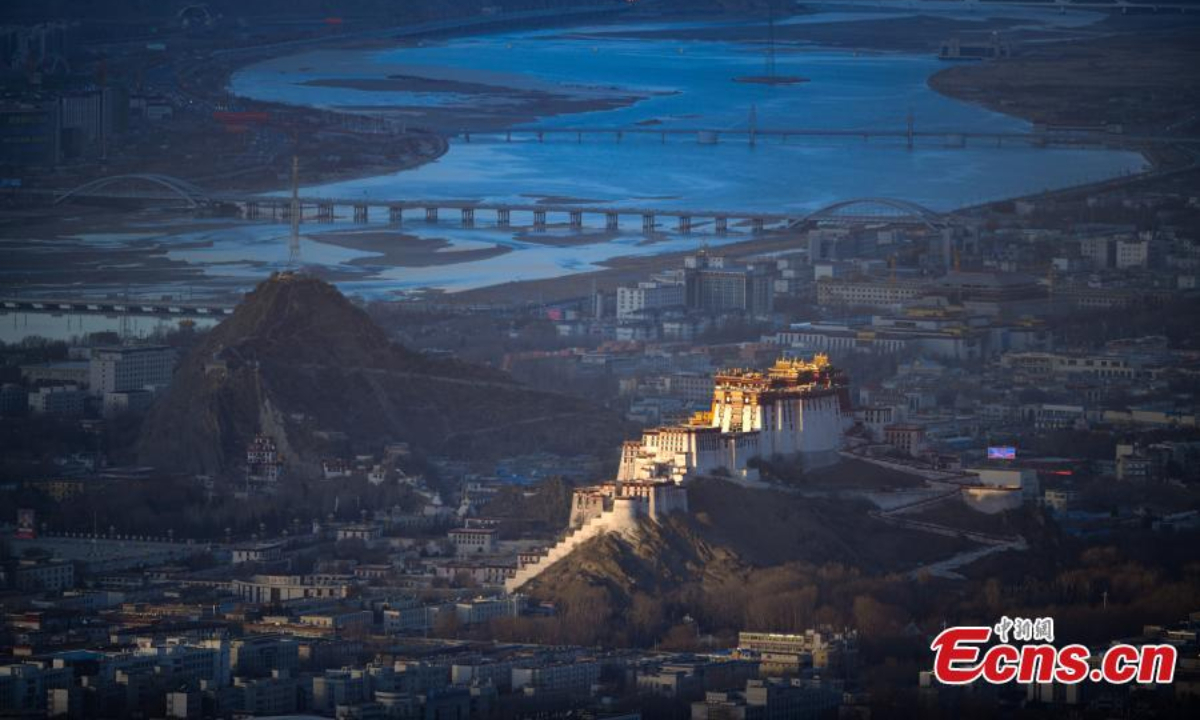Stunning scenery shows the landmark Potala Palace at first light on a winter morning in Lhasa, southwest China's Tibet Autonomous Region, Jan. 13, 2023. Photo: China News Service