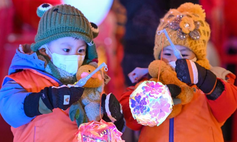 Children play with lanterns at a square in Urumqi, northwest China's Xinjiang Uygur Autonomous Region, Jan. 22, 2023. Photo: Xinhua
