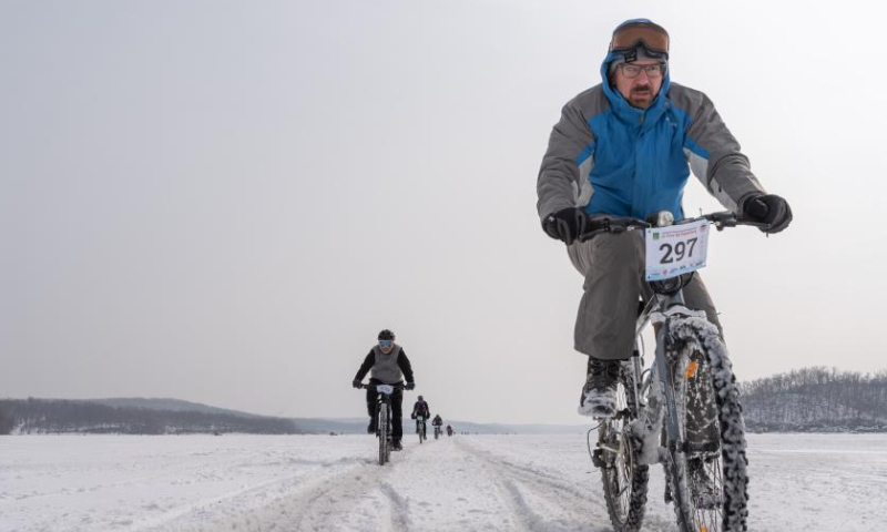 Cyclists participate in an ice cycling race on the frozen sea of Novik Bay in Vladivostok, Russia, Feb. 12, 2023. Photo: Xinhua
