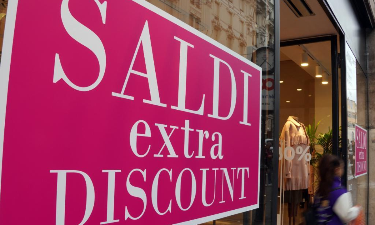 A discount sign is seen at a store in Rome, Italy, on Jan 5, 2023. The winter sales season kicked off on Thursday in most regions of Italy. Photo:Xinhua