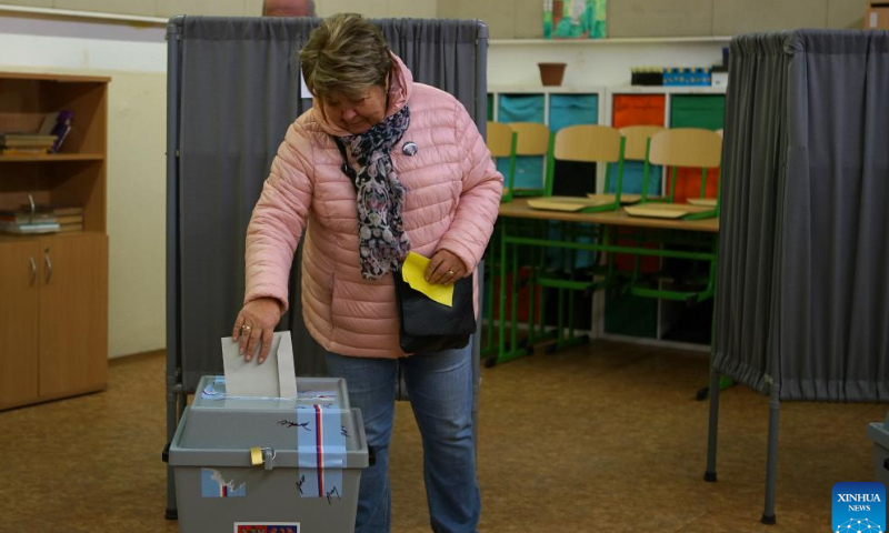 A woman casts her vote during the second round of presidential election at a polling station in Prague, the Czech Republic, Jan. 27, 2023. Voters in the Czech Republic began to cast their ballots on Friday afternoon in the second round of this year's presidential election. The first round was held on Jan. 13-14. Photo: Xinhua