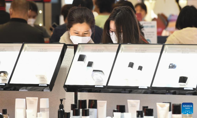 People shop at Haikou Riyue Plaza Duty Free Shop in Haikou, south China's Hainan Province, Jan. 25, 2023. (Xinhua/Yang Guanyu)