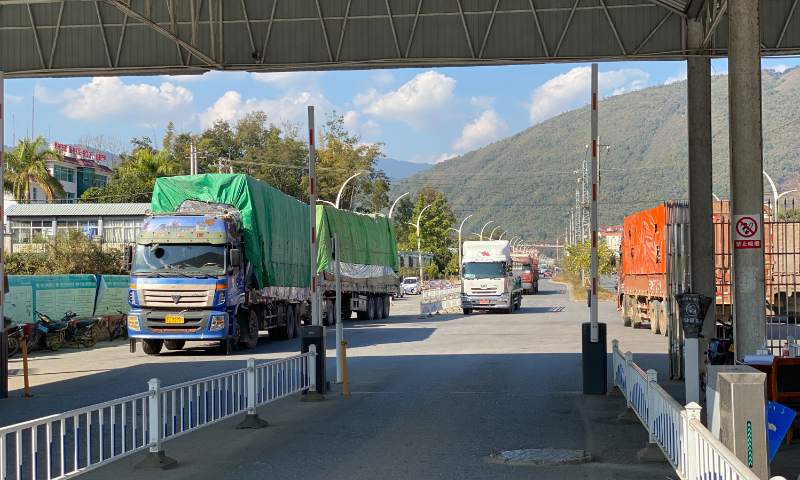 Lorries wait to move through the Mangman passage of the Wanding Port in Ruili, Southwest China's Yunnan Province on January 11, 2023. Photo: Li Qiaoyi/GT
