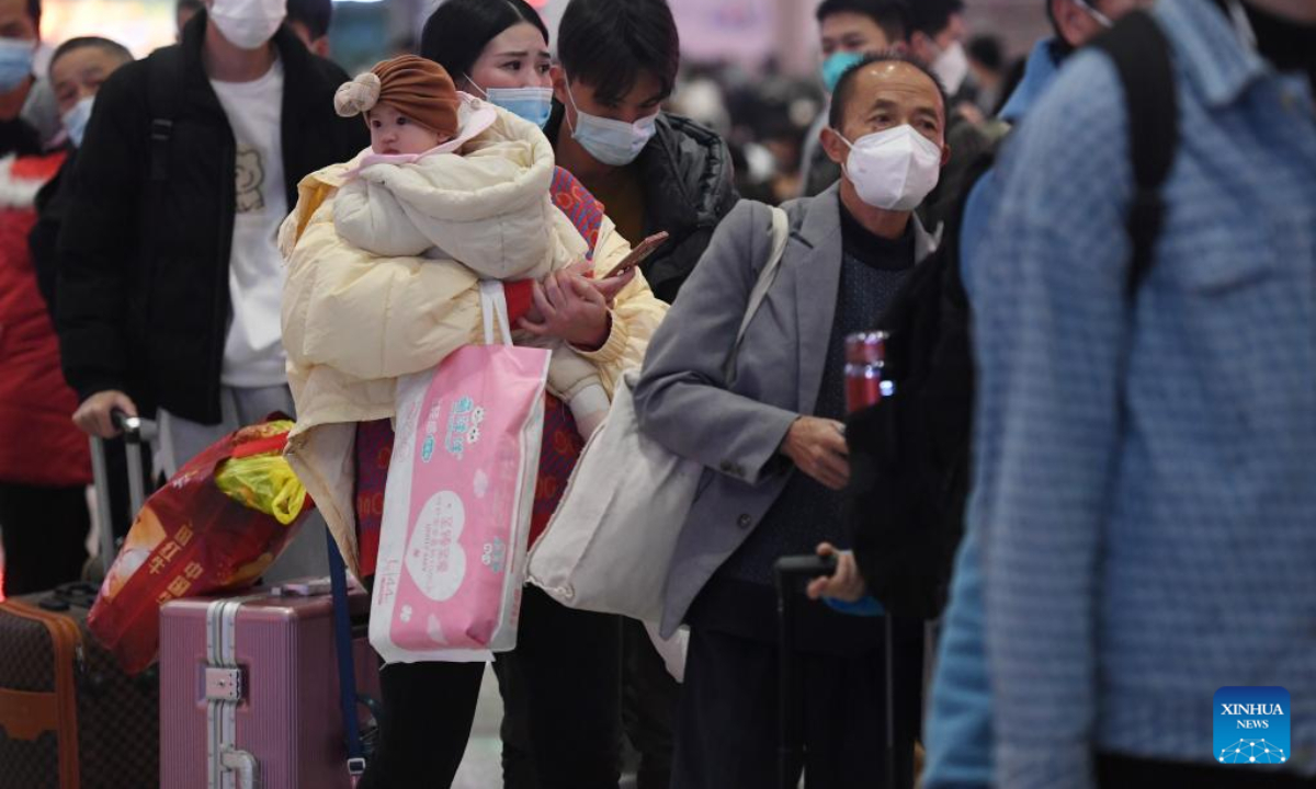 Passengers prepare to board a train in Shenzhen North railway station in Shenzhen, south China's Guangdong Province, Jan 7, 2023. Photo:Xinhua