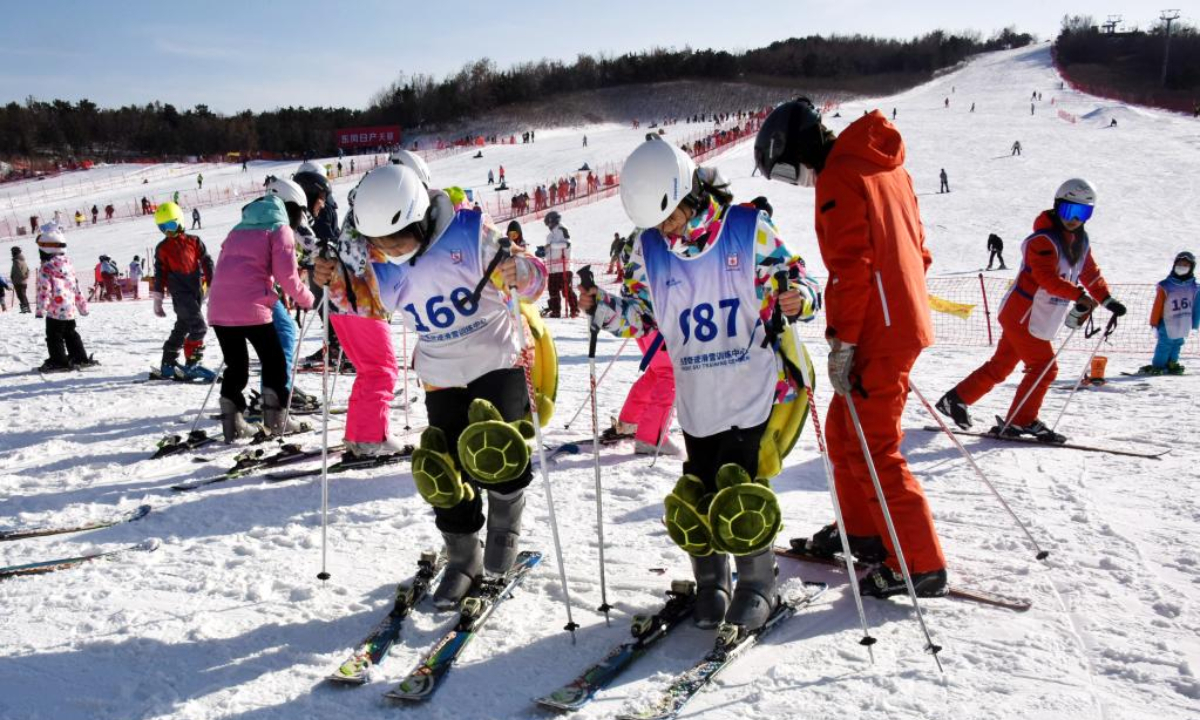 People experience skiing at a ski resort in Qingdao, east China's Shandong Province, Jan 25, 2023. During the Spring Festival holiday, ski resorts in Qingdao have made full preparations to improve consumption experience and meet the demand of an increasing number of tourists. Photo:Xinhua
