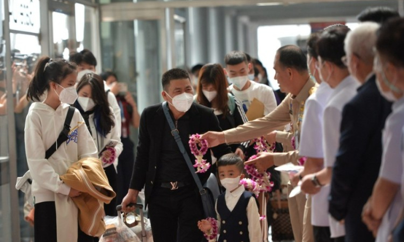 Chinese passengers are welcomed by Thai officials at the Suvarnabhumi Airport in Samut Prakan, Thailand, Jan. 9, 2023. Photo: Xinhua