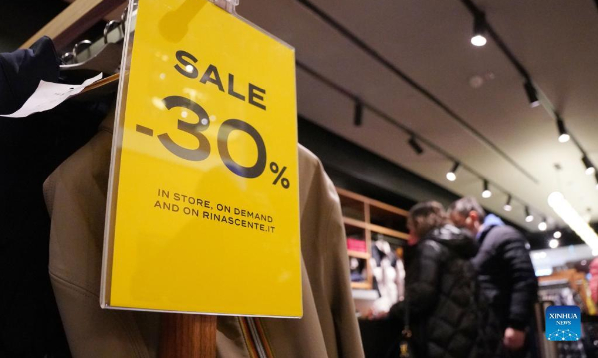 A discount sign is seen at a store in Rome, Italy, on Jan 5, 2023. The winter sales season kicked off on Thursday in most regions of Italy. Photo:Xinhua