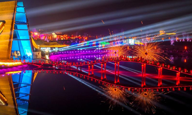 Folk artists perform iron flowers, a folk art performance of throwing molten iron to create fireworks, in Daying County of Suining City, southwest China's Sichuan Province, Jan. 26, 2023. Photo: Xinhua
