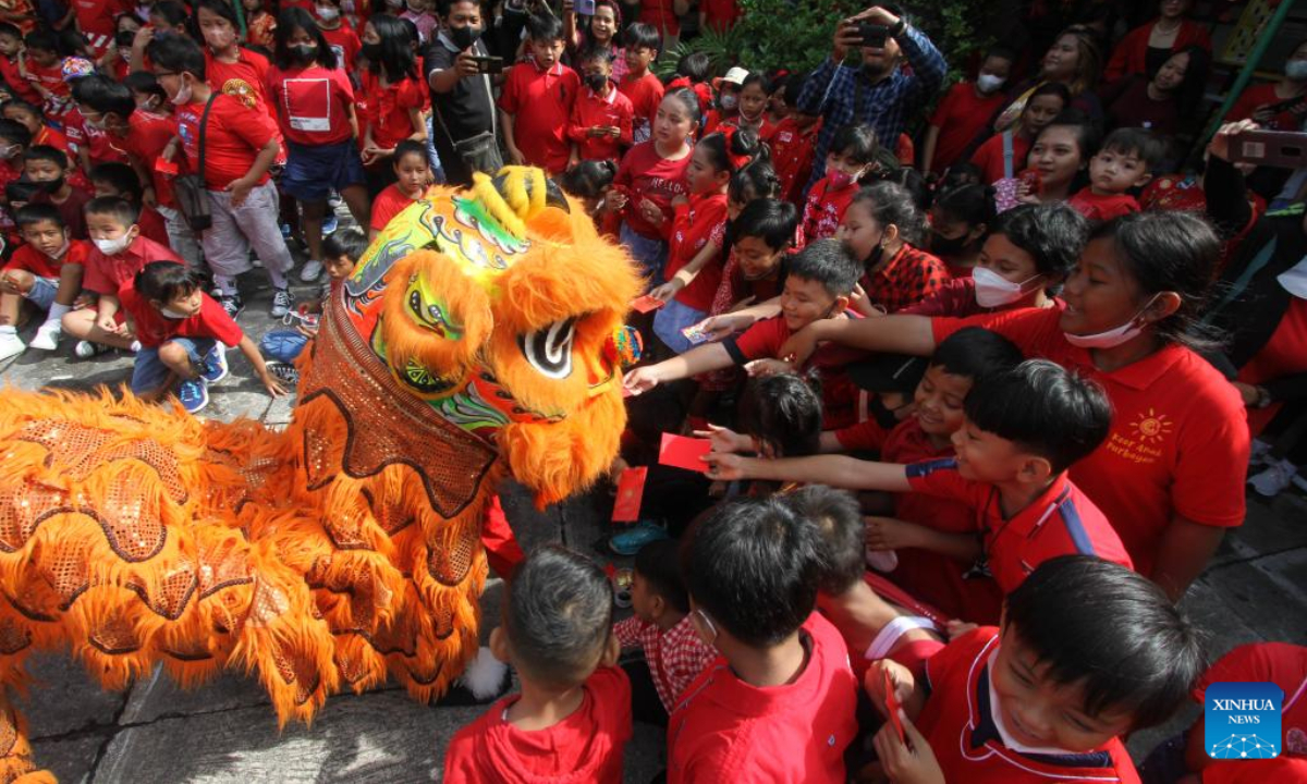 Elementary students watch a lion dance performance during a cultural event to welcome the Chinese Lunar New Year in Surakarta, Central Java, Indonesia, Jan 19, 2023. Photo:Xinhua