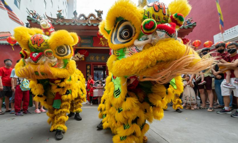 People watch lion dance performance during the Lantern Festival celebration at Petaling Street of Kuala Lumpur, Malaysia, Feb. 5, 2023. Photo: Xinhua