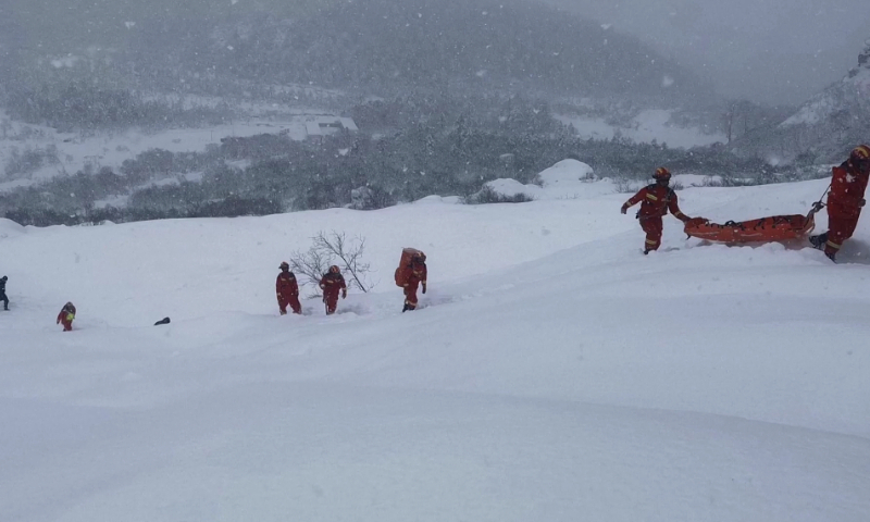 The screenshot of a video on January 18, 2023 shows rescuers at the scene of the avalanche in Nyingchi of Southwest China's Xizang (Tibet) Autonomous Region. Photo: VCG