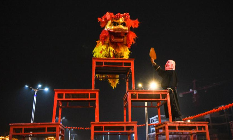 Folk artists perform lion dance at Xiangfeng Town of Laifeng County, Enshi Tujia and Miao Autonomous Prefecture, central China's Hubei Province, Feb. 4, 2023. Various events are held across the country to celebrate the Lantern Festival, the 15th day of the first month of the Chinese lunar calendar, which falls on Feb. 5 this year. Photo: Xinhua