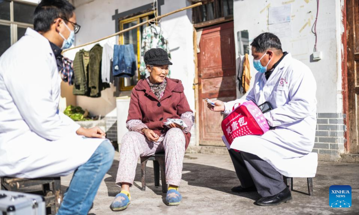 Medical workers send medicines to villagers in Haifa Village of Zhongshan District of Liupanshui, southwest China's Guizhou Province, Jan 6, 2023. Photo:Xinhua 