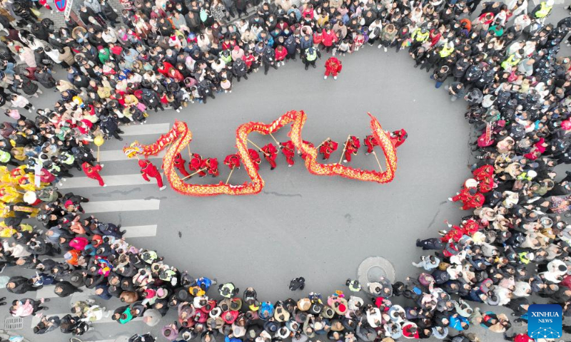 This aerial photo taken on Feb. 4, 2023 shows people performing dragon dance in Qianyuan Town of Deqing County in Huzhou, east China's Zhejiang Province. The Lantern Festival, the 15th day of the first month of the Chinese lunar calendar, falls on Feb. 5 this year. Various folk cultural activities were held across the country to welcome the upcoming festival. Photo: Xinhua
