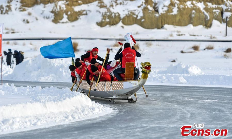 Racers compete on a 400-meter round ice track during an ice dragon boat race on Ulungur Lake in Fuhai County, northwest China's Xinjiang Uyghur Autonomous Region, Jan. 8, 2023. (Photo: China News Service/Liu Xin)

