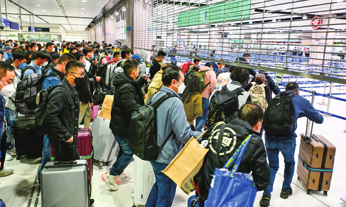 At about 6:30 am on January 8, 2023, a large number of passengers take the subway at the reopened Lok Ma Chau Station in Hong Kong to enter Shenzhen, South China's Guangdong Province. Photo: VCG