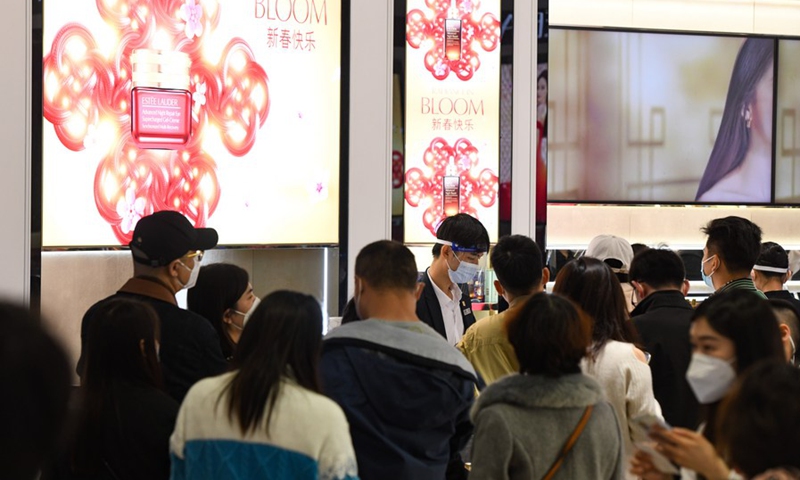 Tourists queue to pay at Haikou Riyue Plaza Duty Free Shop in Haikou, south China's Hainan Province, Jan. 8, 2023. (Xinhua/Yang Guanyu)