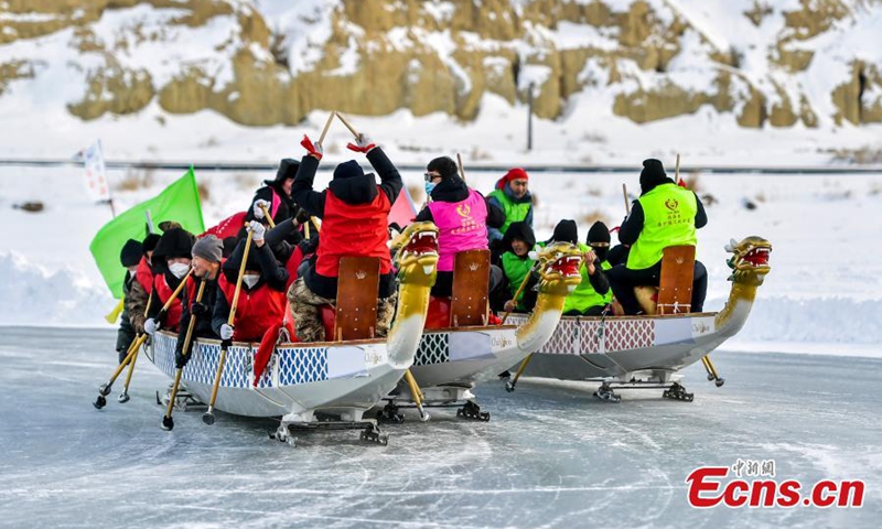 Racers compete on a 400-meter round ice track during an ice dragon boat race on Ulungur Lake in Fuhai County, northwest China's Xinjiang Uyghur Autonomous Region, Jan. 8, 2023. (Photo: China News Service/Liu Xin)
