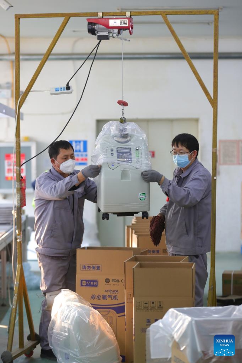 Employees of a medical enterprise pack an oxygen concentrator in Shenyang, northeast China's Liaoning Province, Jan. 5, 2023. (Xinhua/Yang Qing)