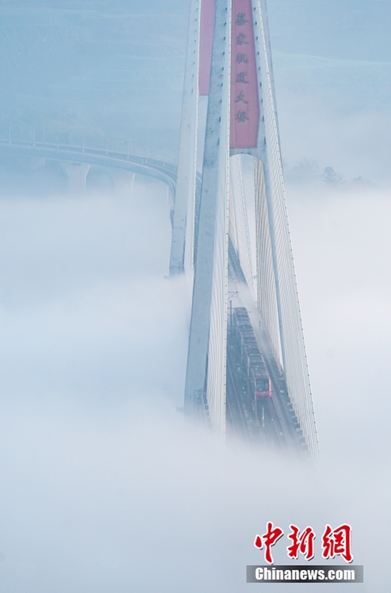 A metro train runs in advection fog shrouded Caijia Rail Transit Bridge in Chongqing, creating an amazing scenery of train running over the could, Jan. 7, 2023. (Photo provided to China News Service)