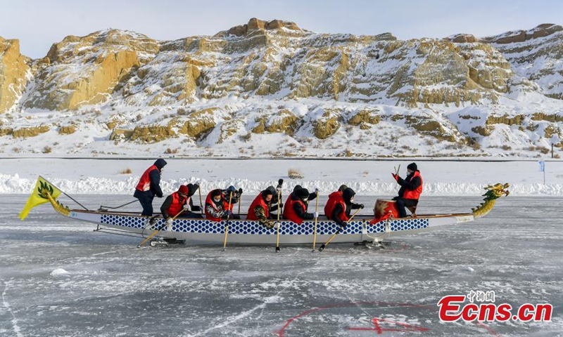 Racers compete on a 400-meter round ice track during an ice dragon boat race on Ulungur Lake in Fuhai County, northwest China's Xinjiang Uyghur Autonomous Region, Jan. 8, 2023. (Photo: China News Service/Liu Xin)
