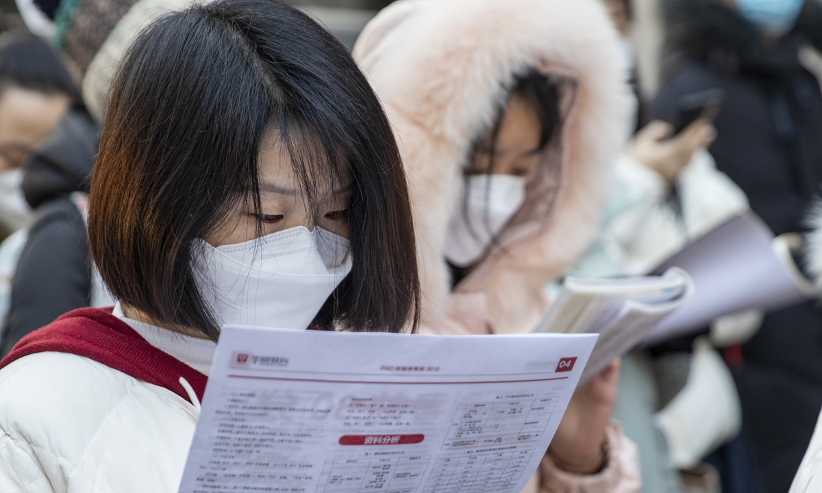 People who will take the 2023 national civil service exam, commonly known as guokao, make their last reviews before entering an exam site in Zhengzhou, Central China's Henan Province on January 8, 2023. Some 2.6 million applicants will contend for 37,100 civil servant posts at the organs of and institutions directly under the central government this year. Photo: cnsphoto